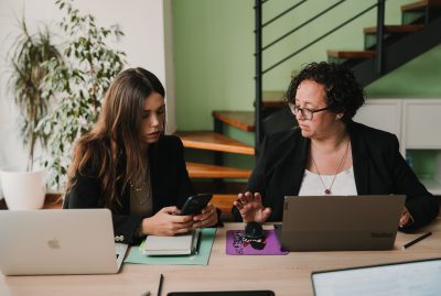 Comentando cómo se puede cuidar una imagen corporativa..